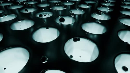 Metallische Kugeln, die auf perforierter Oberfläche prallen