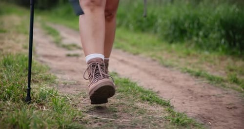 Beine, Pfad oder Schuhe einer Person, die im Urlaub wandert, campt oder spazieren geht