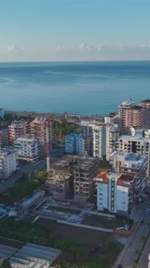 Vídeo vertical: perspectiva aérea de trabajadores de la construcción instalando andamios y preparando nuevos