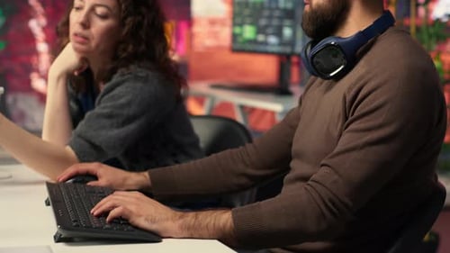 Deux équipes de développeurs interagissent avec Virtual AI Assistant sur PC