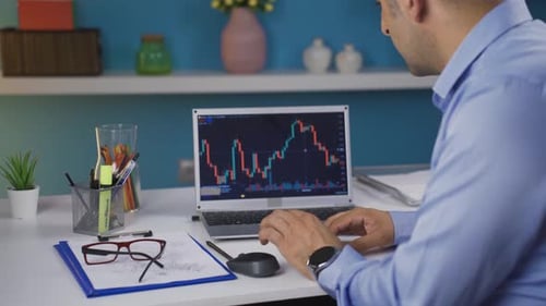 Homme examinant et réfléchissant à un tableau financier.