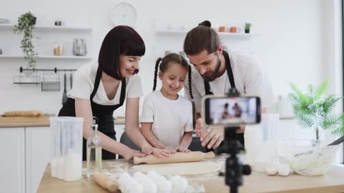 Tutorial de filmación de una familia de blogueros horneando juntos en la cocina con un teléfono inteligente