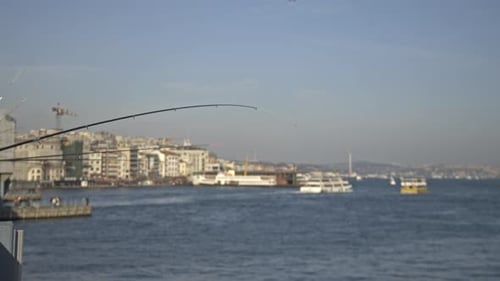 Pescadores pescando no Bósforo, Ponte Galata, com vista para o mar