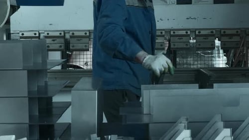 Der Arbeiter montiert die Maschine manuell mit Metallteilen