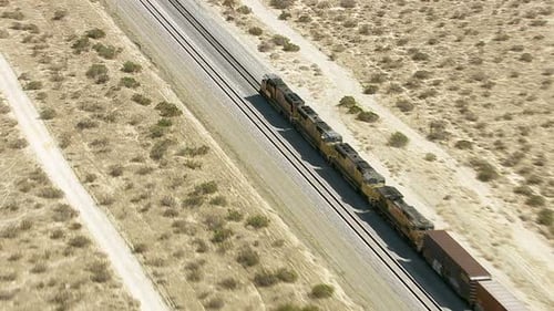 Mojave-Wüstenzug, der von oben durch die karge Landschaft Kaliforniens, USA, navigiert