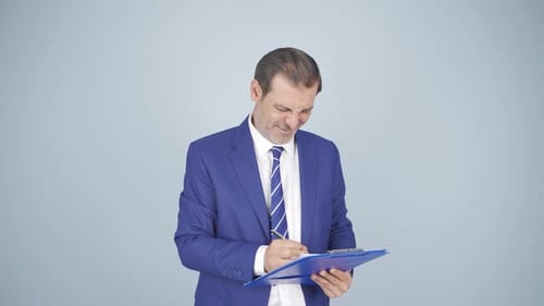 Homme d'affaires en colère regardant la caméra.