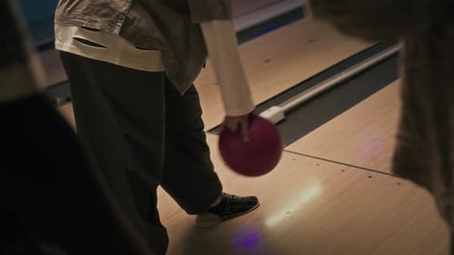 Fröhliche Freunde der Generation Z bowlen am Wochenende in der Gasse
