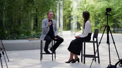 Ein Journalist interviewt einen Mann