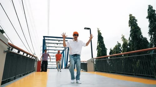 Vue panoramique d'un hipster exécutant une performance de b-boy et un footstep. Courageusement.