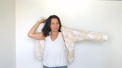 Une femme confiante qui porte une veste à motifs avec désinvolture est un exemple de style et de facilité