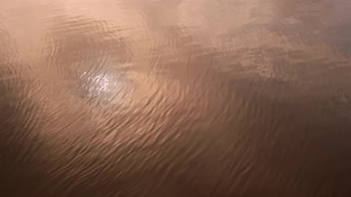 Orange Meer bei Sonnenuntergang Goldfarben der Sonne, die sich bei Sonnenuntergang auf dem funkelnden blauen Meer des Ozeans reflektieren