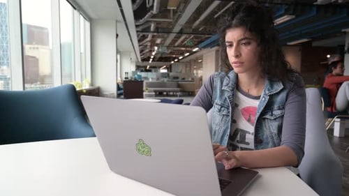 Femme d'affaires travaillant sur un ordinateur portable au bureau 30-34 ans