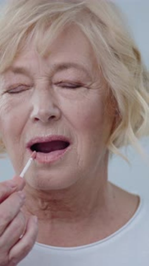 Uma mulher madura elegante cuja beleza natural irradia graça e confiança, cativando a todos