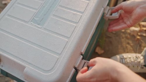 Cooler revela un pastel casero que se muestra en una escena exterior más fresca con campistas con un ambiente de pastel y pícnic