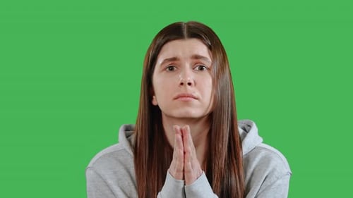 Dame au grand écran faisant un voeu ou plaidant