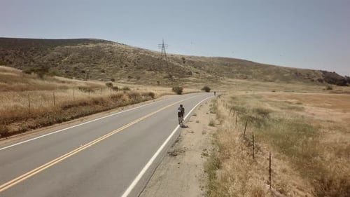 Course cycliste sur route ouverte entourée de montagnes et de ciel bleu 8