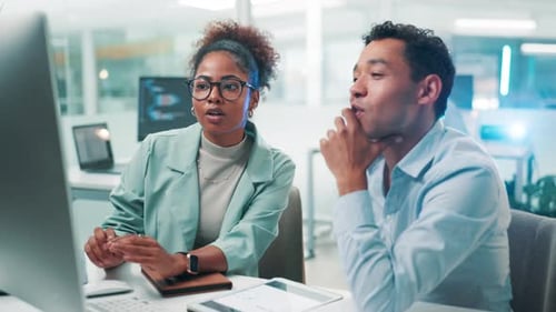 Gens d'affaires, développeur de logiciels et réunion avec un ordinateur pour l'UX, l'interface utilisateur