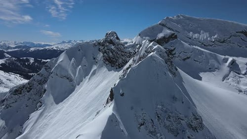 Aérien : majestueuses chaînes de montagnes enneigées à Krasnaya Polyana
