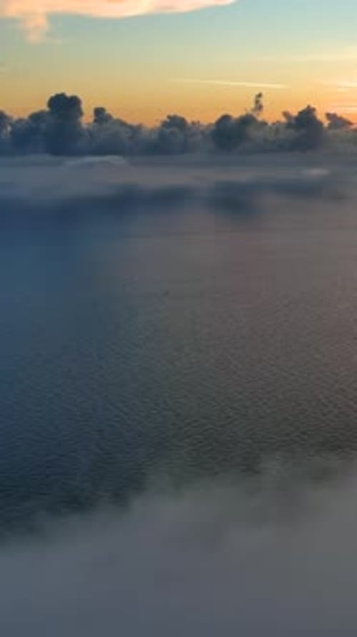 Vue aérienne des nuages lumineux du coucher du soleil
