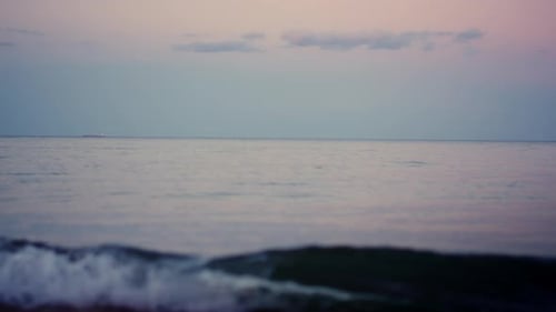 Ruhiger Meeresoberflächenhorizont am rosa Himmel in der kalten Morgendämmerung.
Zusammenfassung