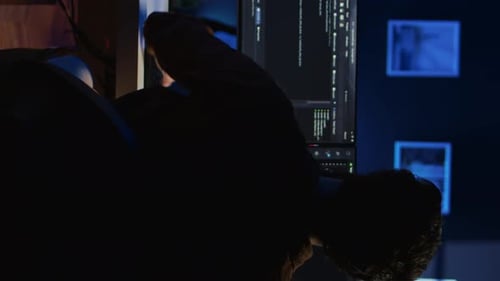 Softwaretechniker frustriert bei der Aktualisierung des komplexen Binärcodes