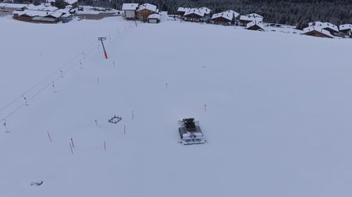 Images filmées par drone de la Zillertal Arena avec des dameuses à neige qui préparent de larges pistes de ski à Krimml