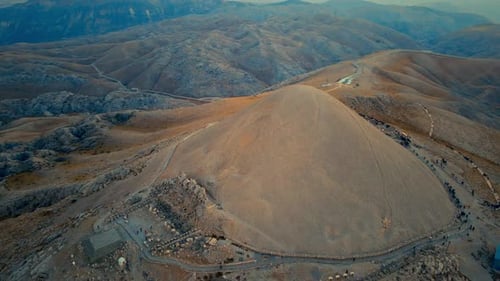 Vue aérienne du site historique et touristique du mont Nemrut à Adiyaman.