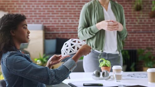 Ingénieur, mannequin et gens d'affaires avec design, travail d'équipe et discussion sur le lieu de travail