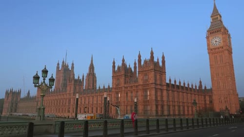 Enjoy the Majestic View of the Impressive Houses of Parliament and Big Ben in London