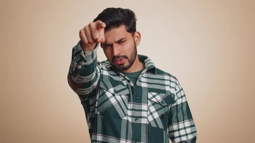 Indischer Mann lächelt aufgeregt und zeigt in die Kamera und wählt den glücklichen Gewinner aus und zeigt „Hey you“