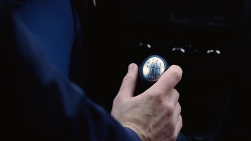 Jovem dentro do carro