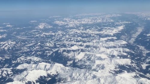 Vue aérienne des montagnes enneigées en Chine.