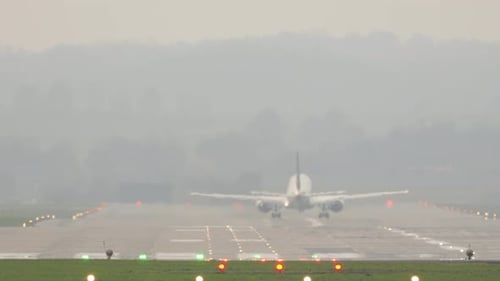 Aufregende Abflüge von der Landebahn an einem bewölkten Tag am Flughafen