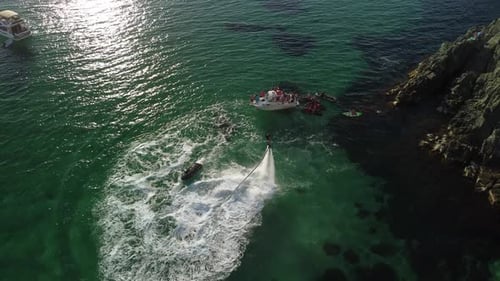 Un hombre vuela en un FlyBoard