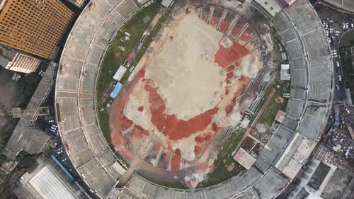 Luftaufnahme von oben nach unten über das leere, heruntergekommene Nationalstadion in der Stadt. Aufnahme mit dem Podest nach unten
, absteigend