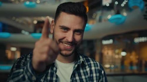 Glücklicher, emotionaler Mann, Millennials, 30-er Jahre, Geschäftsmann mit Zeigefinger, „Hey, du“ -Geste, stimme zu