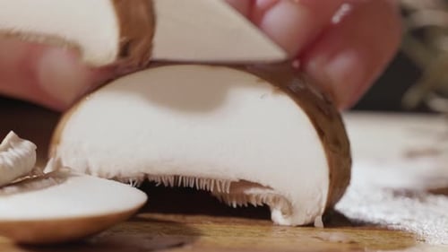 Le chef coupe des champignons Portobello bruns. - gros plan