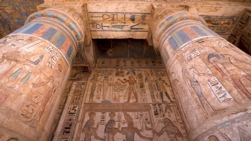 temple de Karnak, pharaon de l'Égypte ancienne, piliers peints de hiéroglyphes, grand angle panoramique du U.