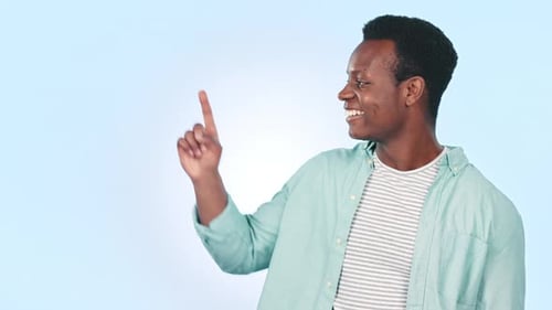 Sonríe, letrero de aprobación y hombre negro señalando la lista de verificación, la cronología y la información sobre el espacio de la maqueta