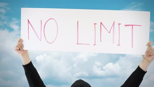 Banner con texto SIN LÍMITE sobre fondo de cielo nublado