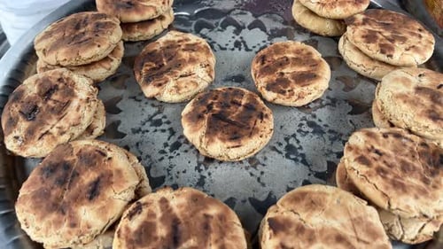 Gros plan du plat populaire Litti choka préparé dans un plat du Bihari sur un stand de nourriture Bihari à Bihar, en Inde