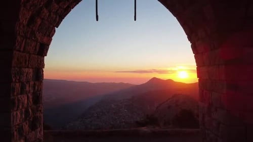 Coucher de soleil doré sur une chaîne de montagnes depuis Cedars Cross au Liban. - vue aérienne