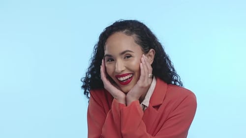 Visage, beauté et sourire de femme d'affaires en studio isolé sur fond bleu