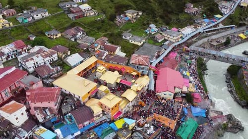 Le temple de Badrinath est situé sur la chaîne de montagnes de l'Himalaya et est considéré comme l'un des lieux les plus sacrés
