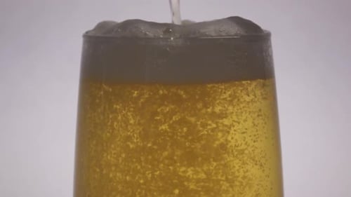 Aufnahme von Bier, das in ein Glas gegossen wird