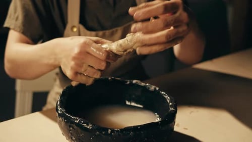Woman Potter travaille avec de l'argile lors d'une master class sur le processus de travail en studio dans Ceramic Workshop Potter