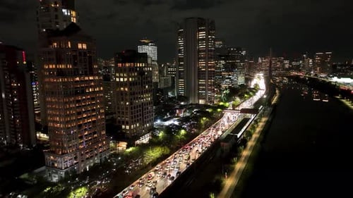Tráfego rodoviário na noite da cidade em São Paulo, Brasil.