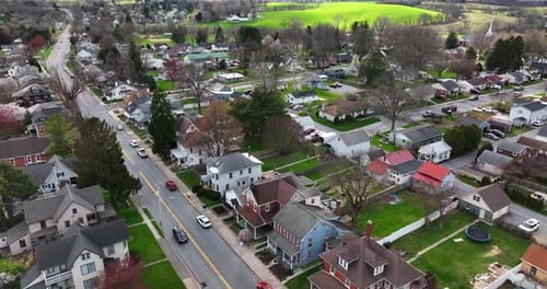 Recorrido aéreo en Zumbido por un tranquilo y hermoso vecindario suburbano