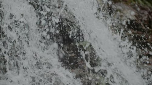 Reiner Süßwasserstrom in den Bergen Fließender Fluss mit sauberem Wasser