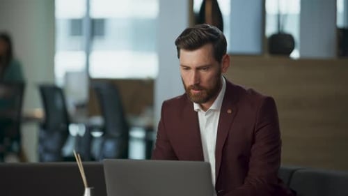 Pantalla de computadora portátil con aspecto de agente inmobiliario ejecutivo en el gabinete interior de la oficina
